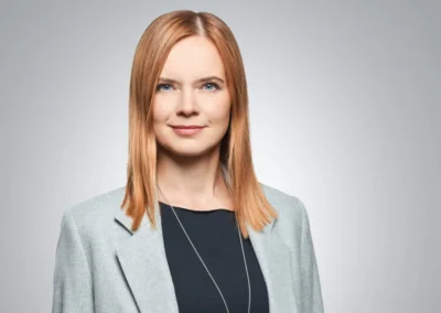 Businessportrait einer Frau im grauen Blazer vor hellem Hintergrund