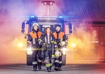 Feuerwehrleute im Landkreis Würzburg vor dem Einsatzfahrzeug