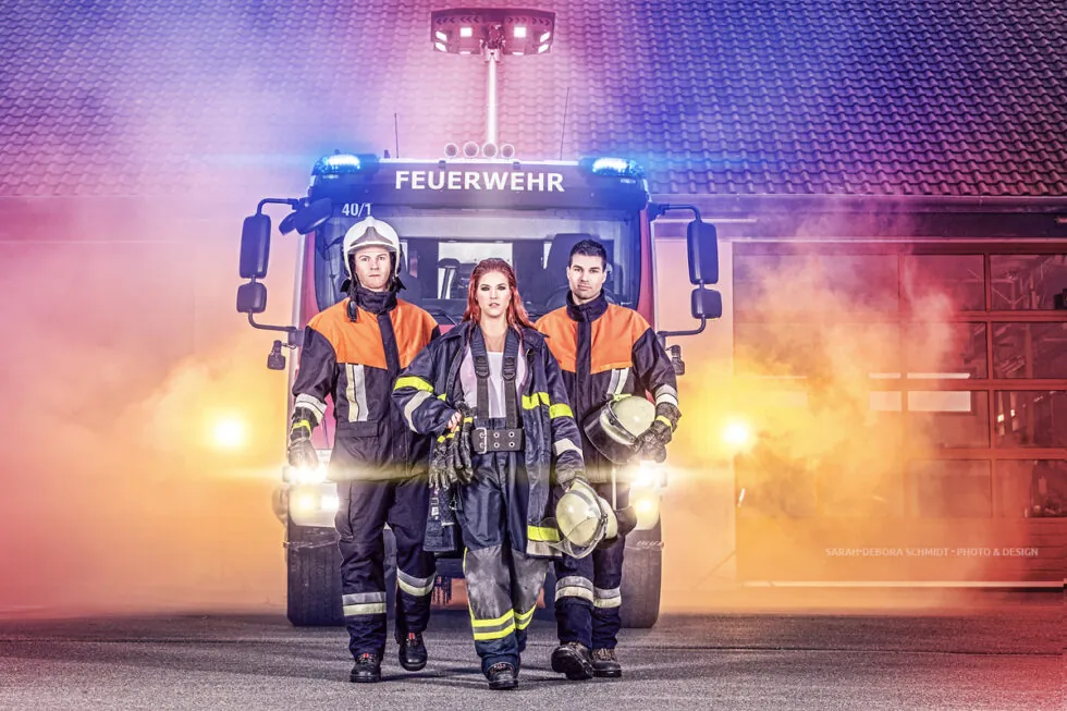feuerwehr-landkreis-wuerzburg-team-einsatzfahrzeug Feuerwehrleute im Landkreis Würzburg vor dem Einsatzfahrzeug