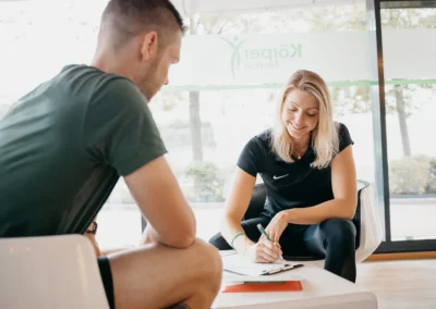 Imagefoto für Körperfaction: Trainerin im Beratungsgespräch