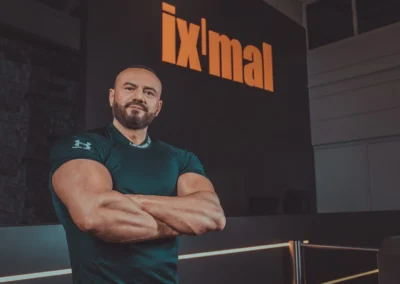 Trainerportrait im Fitnessstudio ix'mal